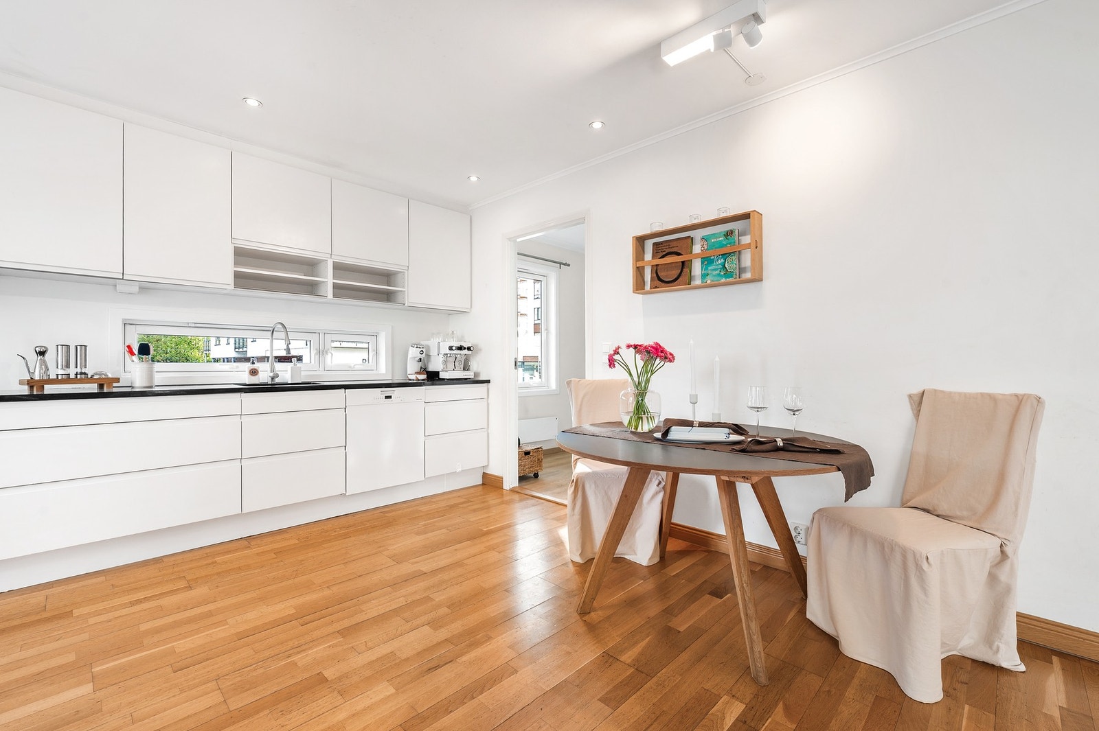 Åpen stue- og kjøkkenløsning som gir en god og sosial romfølelse. Galleribilde