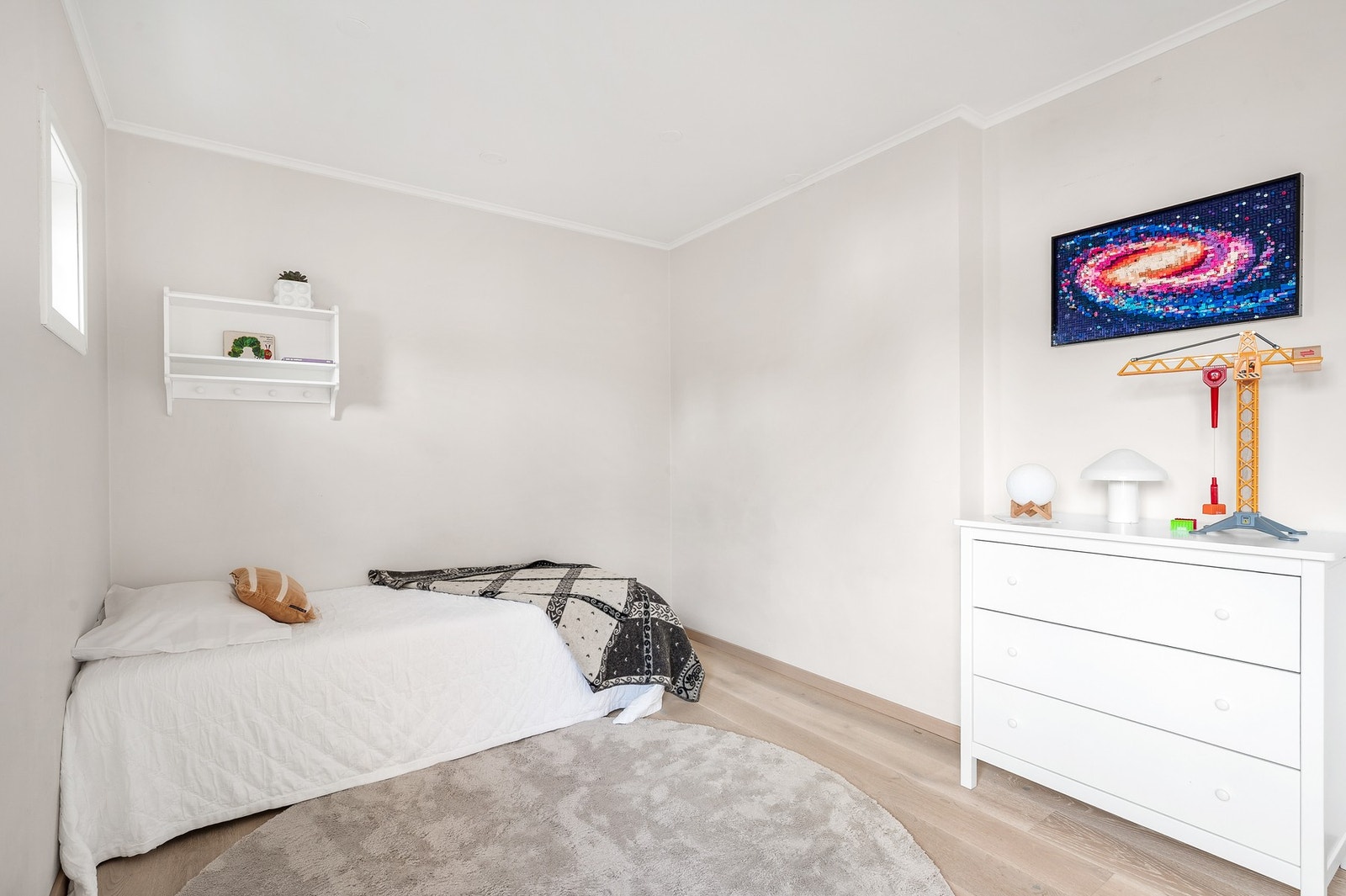 Soverom 2 - et lyst og romslig rom med mange innredningsmuligheter. Galleribilde