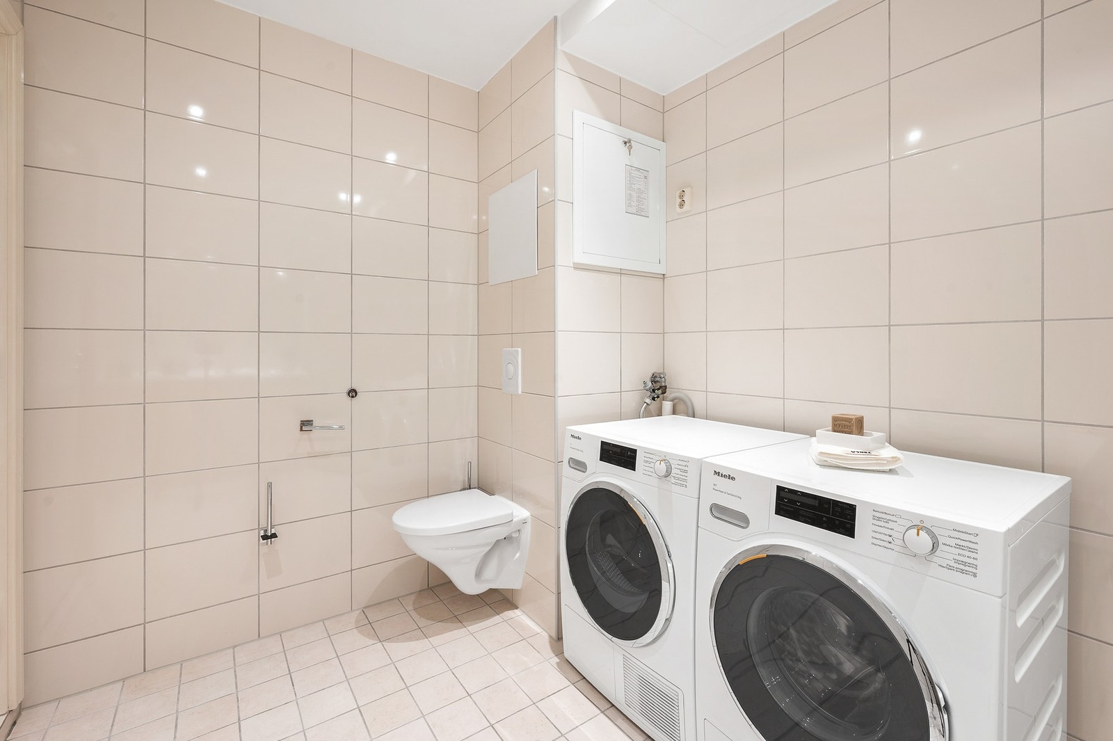 Flott bad fra byggeåret, utstyrt med gulvvarme for ekstra komfort. Galleribilde