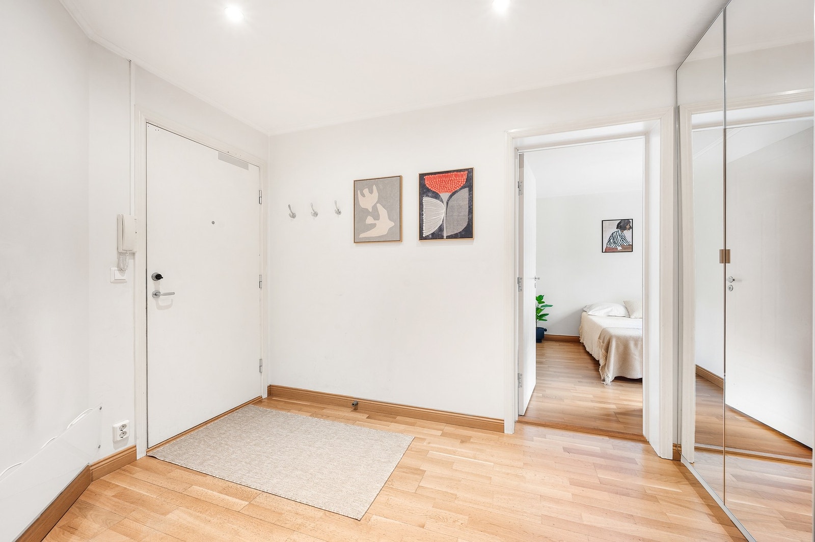 Entrén har romslig garderobeskap for enkel oppbevaring av sko og yttertøy. Galleribilde