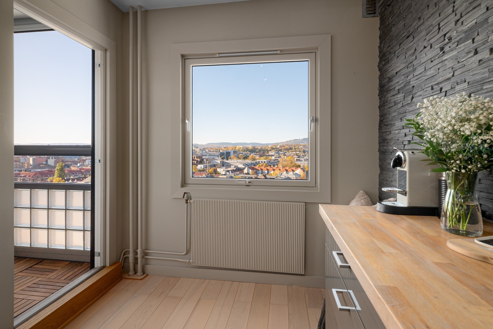 Fantastisk utsikt. Praktiske felleskostnader som dekker både fyring og varmtvann. Galleribilde