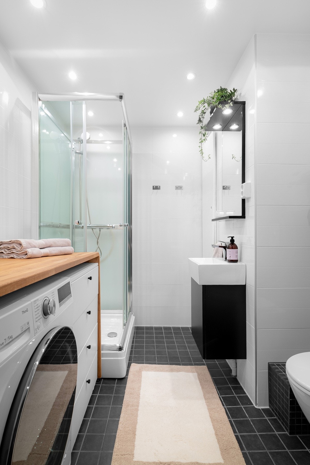 Det er opplegg for vaskemaskin, og badet ble pusset opp i 2012 i regi av forrige eier. Galleribilde