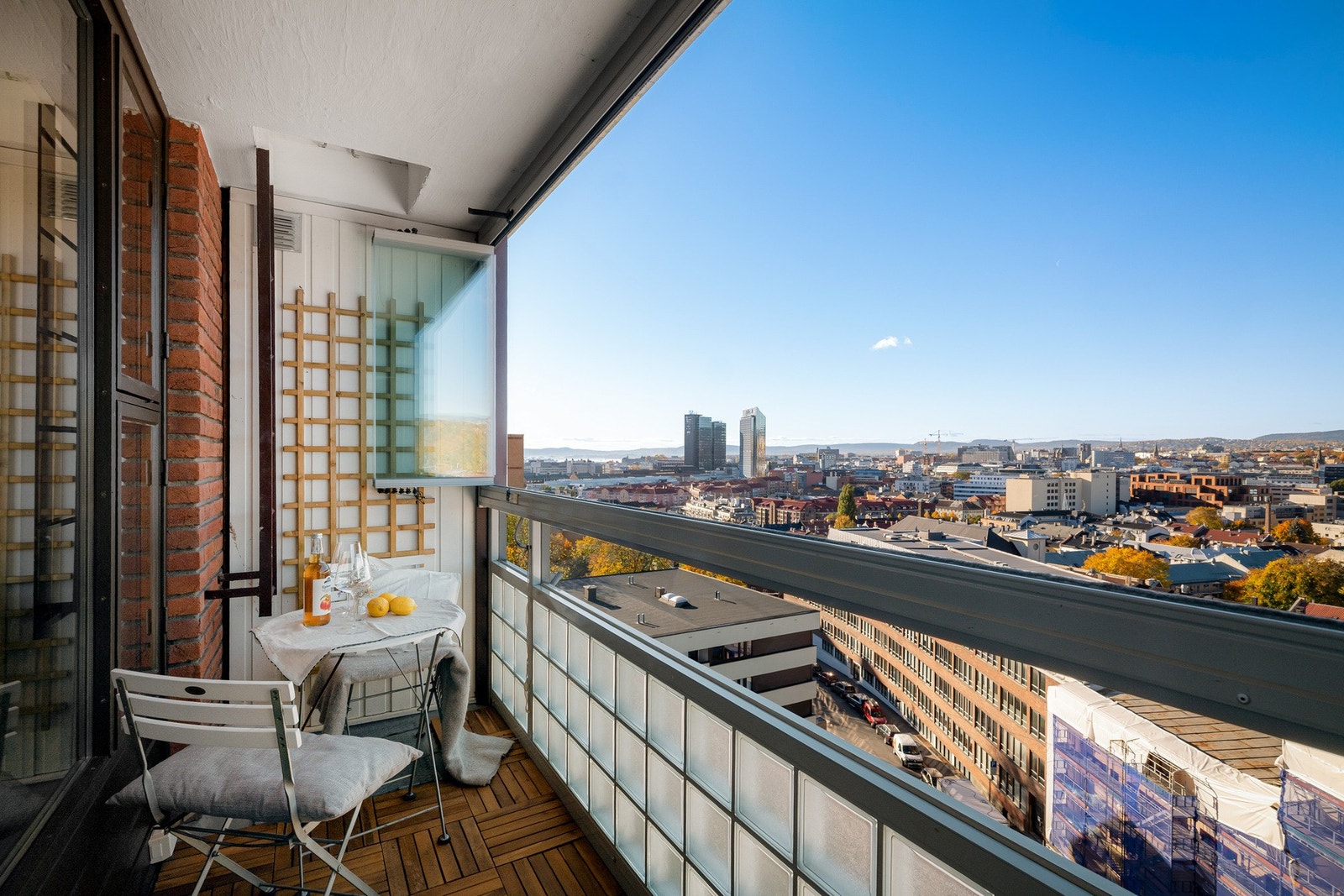 Solforholdene er optimale. Solen står opp på soverommene om morgenen, flytter seg til balkongen på ettermiddagen og blir værende helt til den går ned bak Holmenkollen rundt kl. 22. Galleribilde