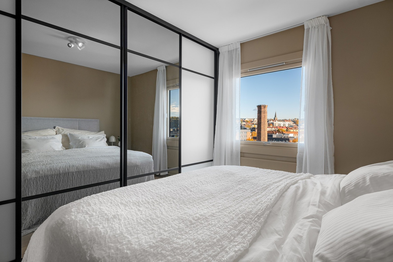 Hovedsoverommet er meget romslig med god plass til en stor dobbeltseng og har en elegant skyvedørsgarderobe. Galleribilde