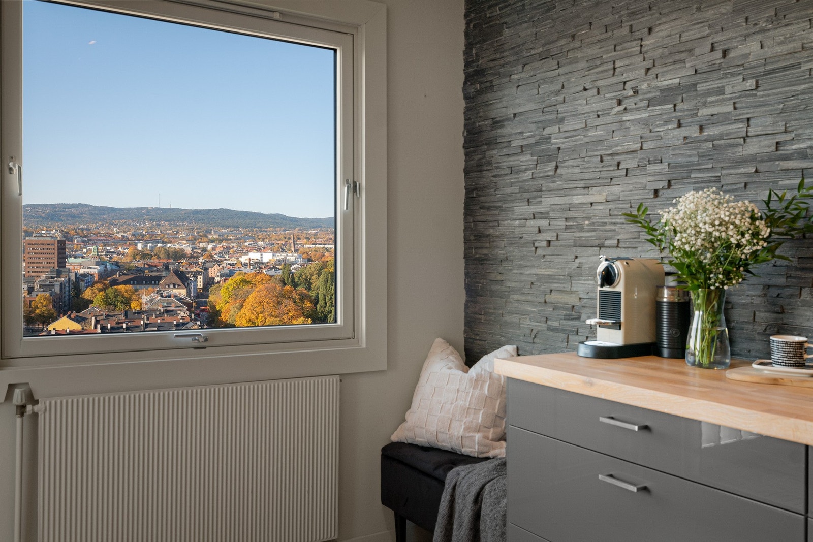 Her kan man ta inn synet av Oslofjorden, byen, Barcode, Holmenkollen, Nordmarka, Botanisk hage og Grefsenkollen. Galleribilde