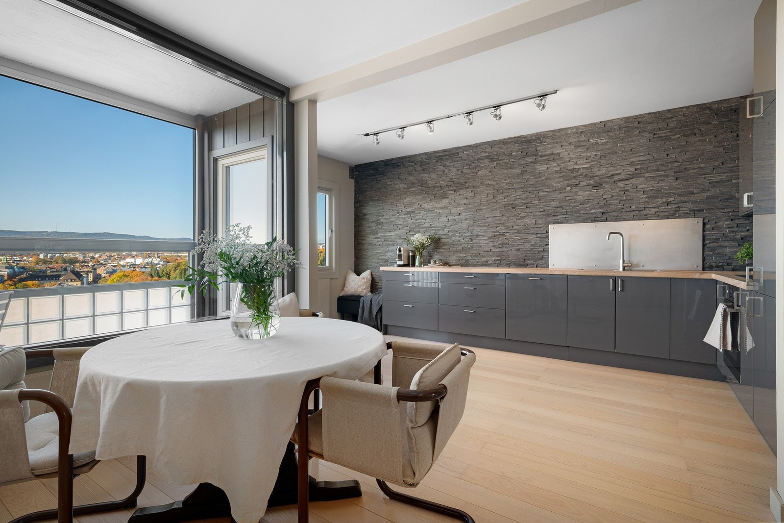 Leiligheten har et stort og innbydende kjøkken i åpen løsning mot stuen, perfekt for både hverdag og sosiale sammenkomster. Galleribilde