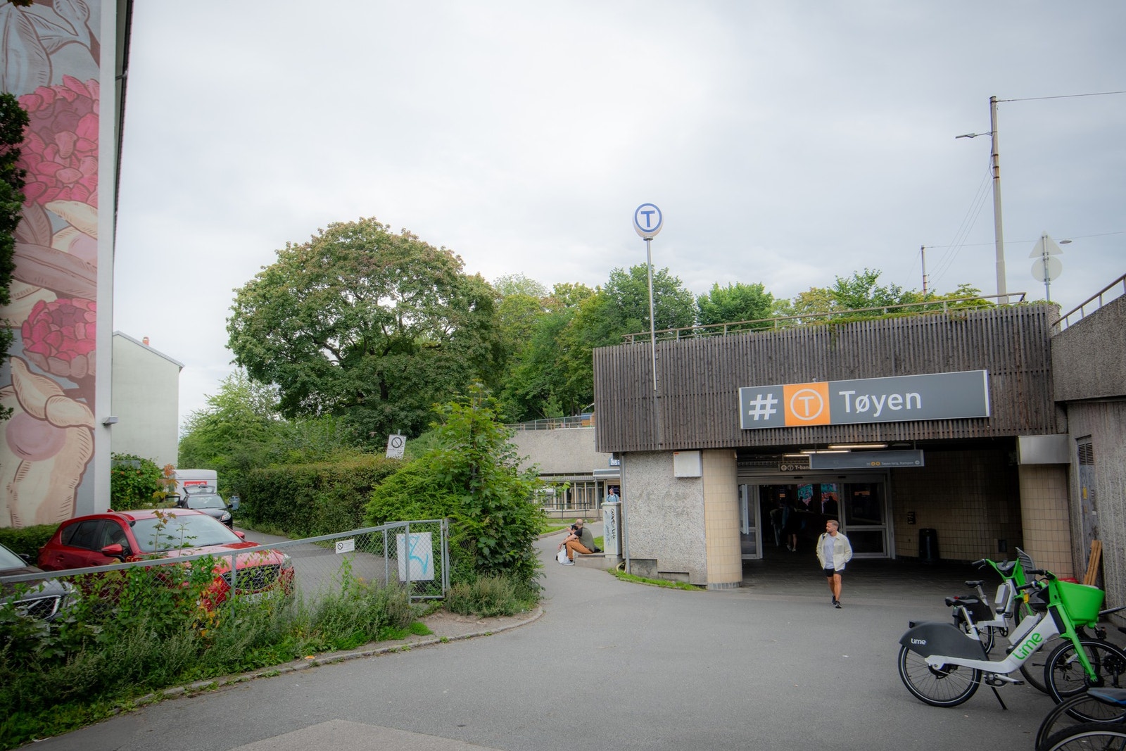 Tøyen T-banestasjon ligger like ved. med linje 1-5. Galleribilde