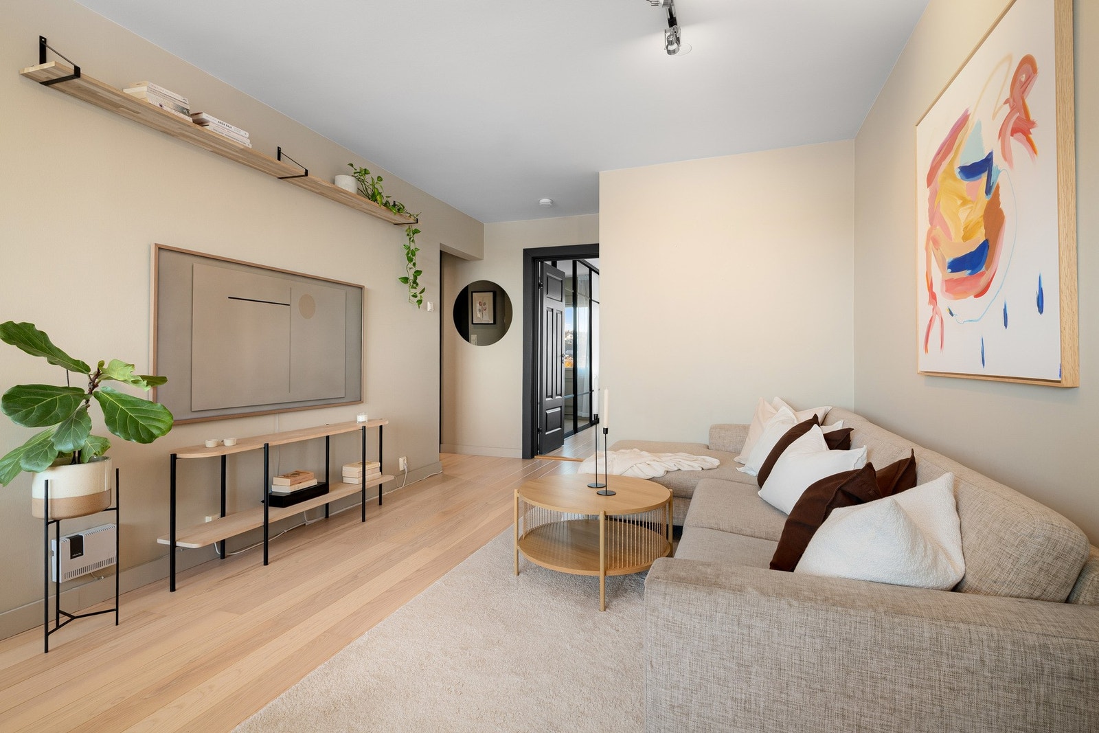 Naturlig sone for TV-vegg og sofa. Galleribilde