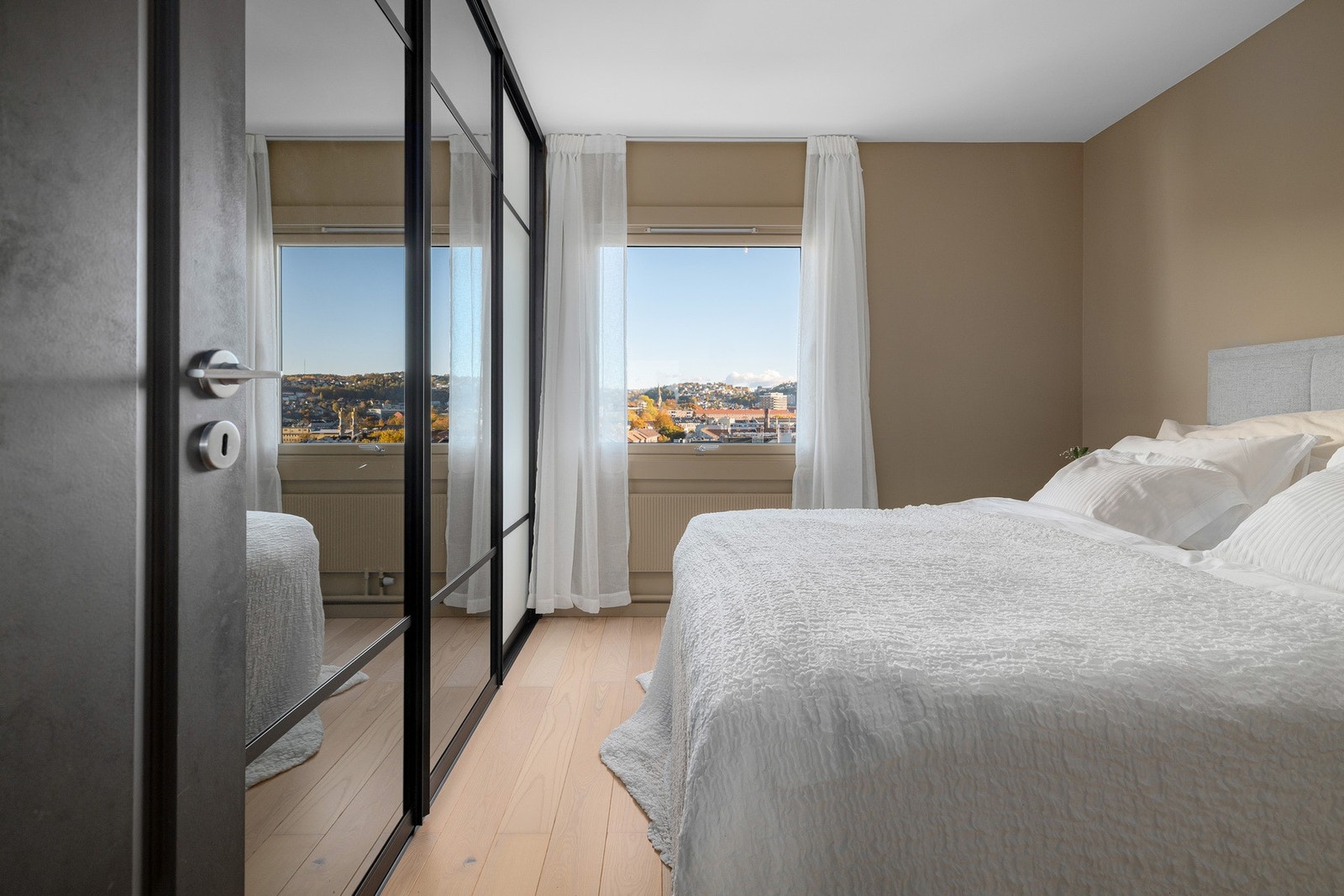 Her strømmer morgensolen inn og skaper en behagelig stemning. Galleribilde
