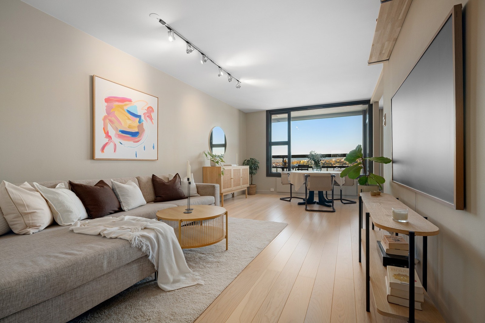 Stuen oppleves romslig med naturlig plass til stor sofa og spisebord. Galleribilde