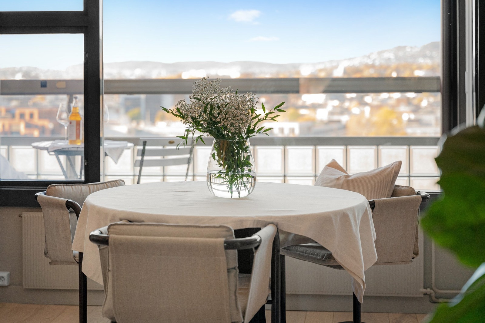 Spiseplassen nyter godt av lyset og den åpne utsikten. Galleribilde