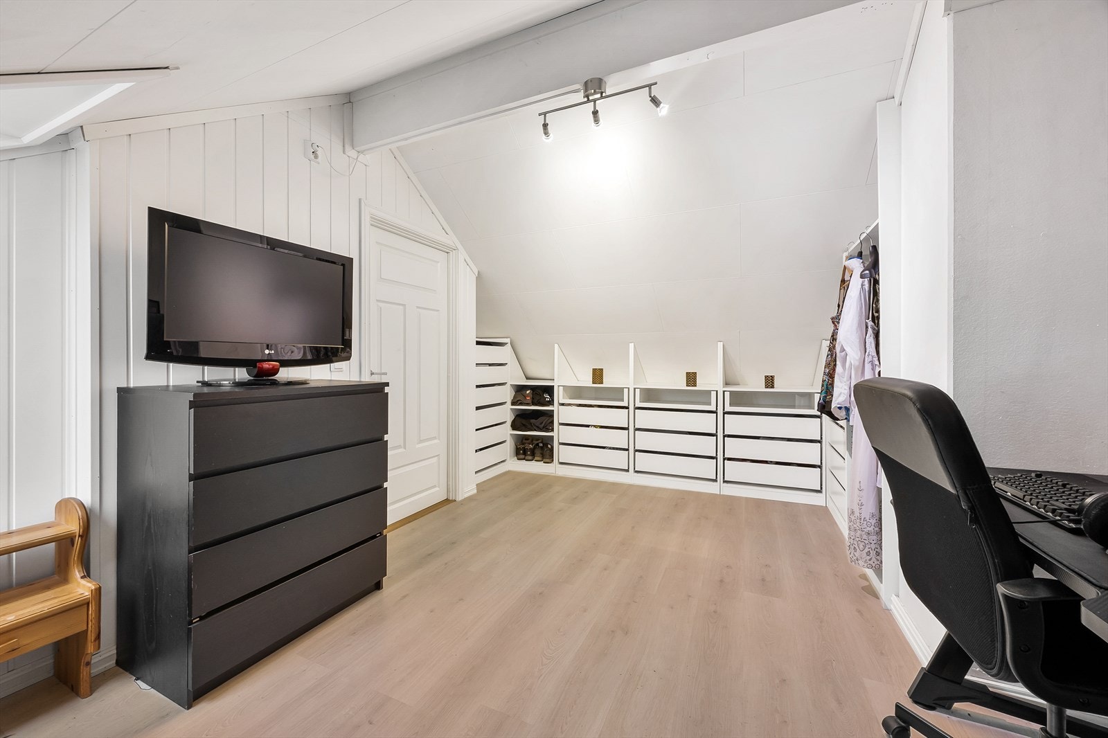 Godt med oppbevaringsplass i integrerte skuffeseksjoner langs den ene veggen. Galleribilde