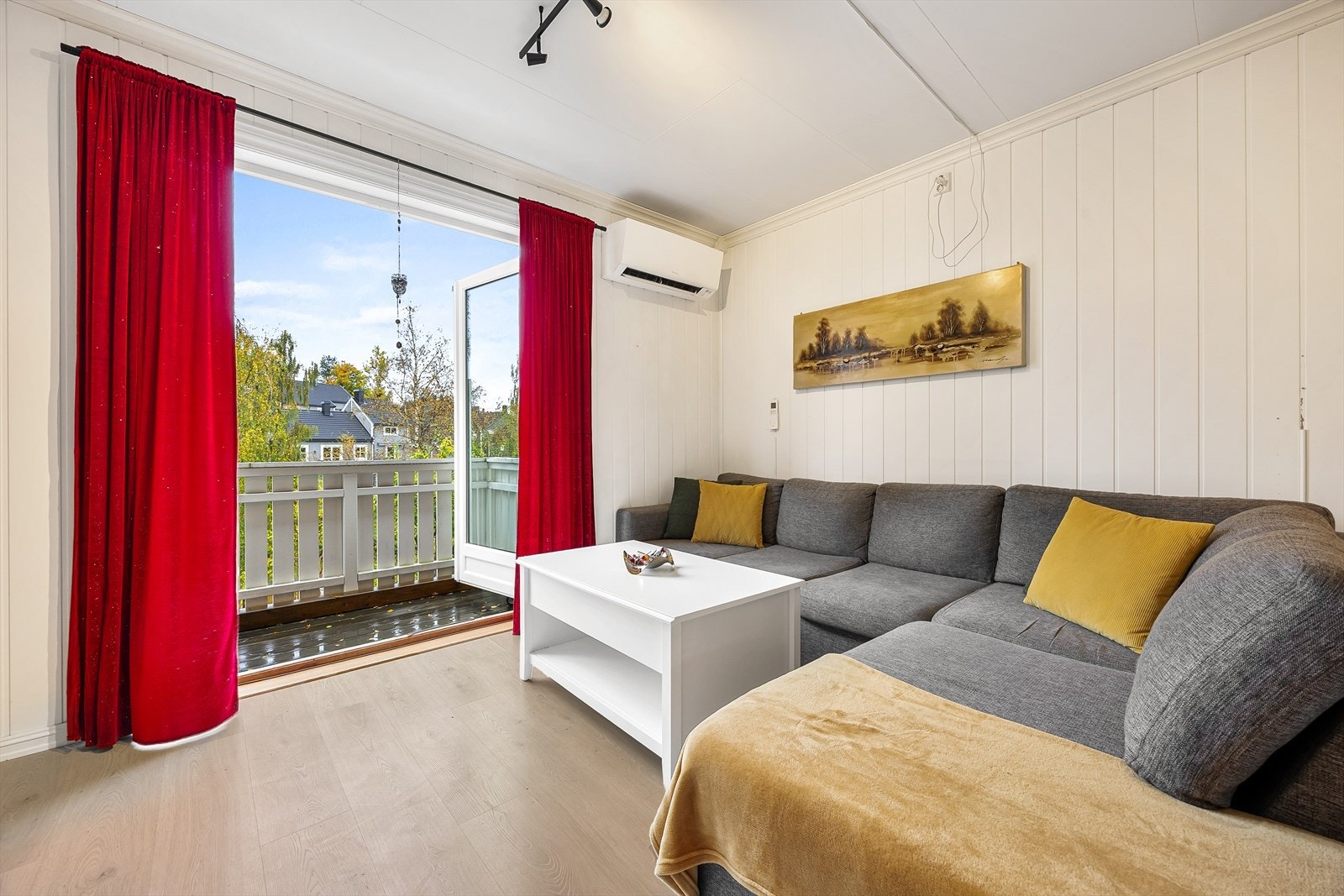 Fra stuen er det direkte utgang til en balkong på 2 m². Galleribilde