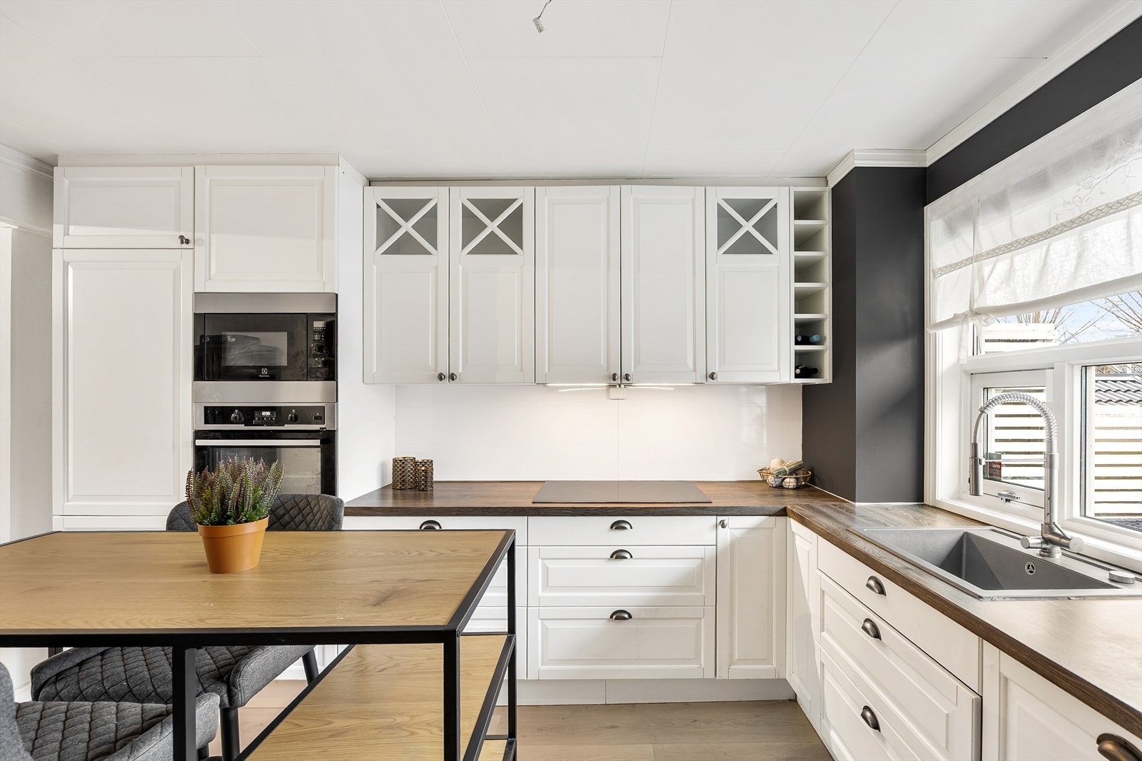 Her er det godt med både skap- og benkeplass, samt en praktisk spiseplass. Galleribilde