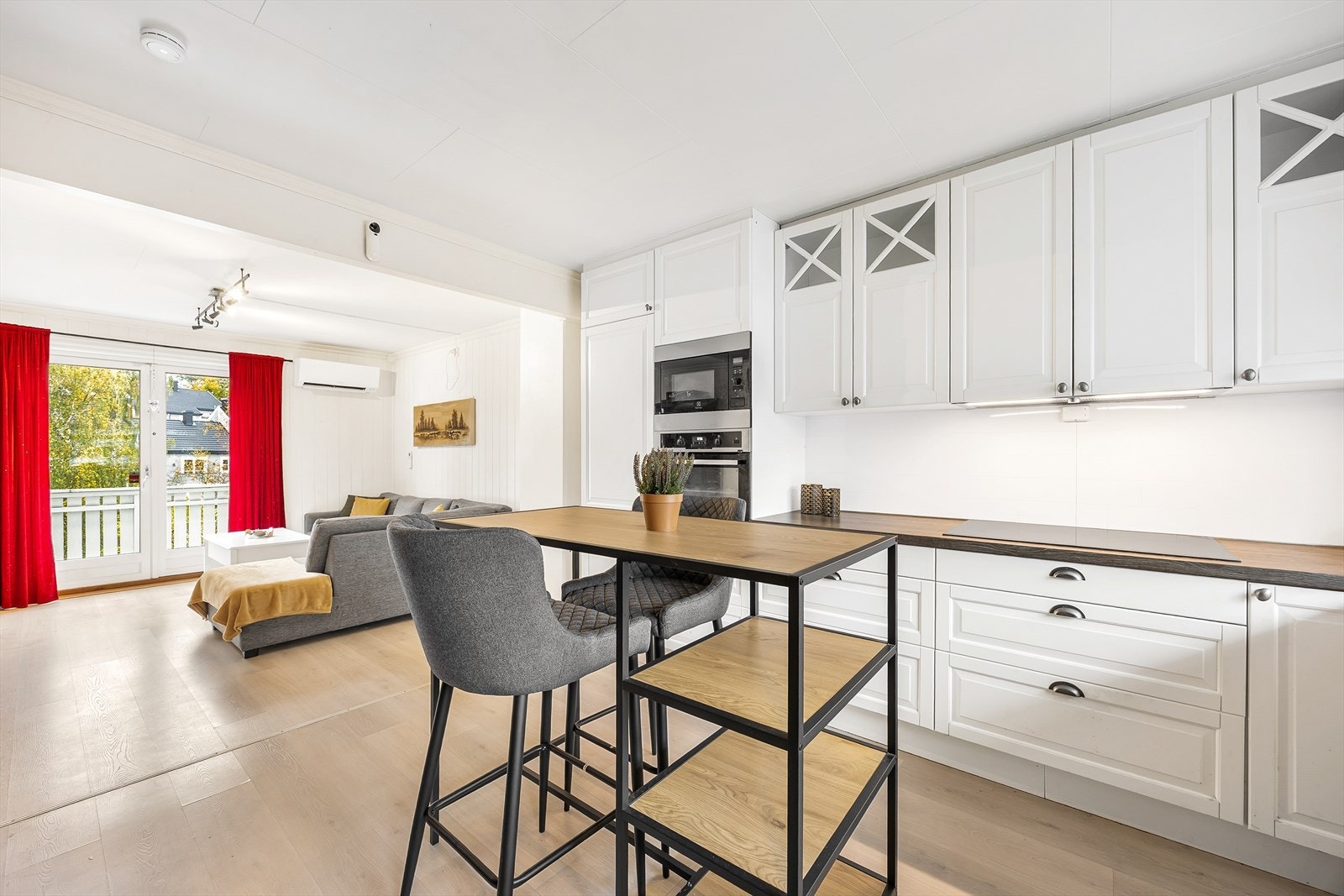 Kjøkkenet er praktisk plassert i tilknytning til stuen. Galleribilde