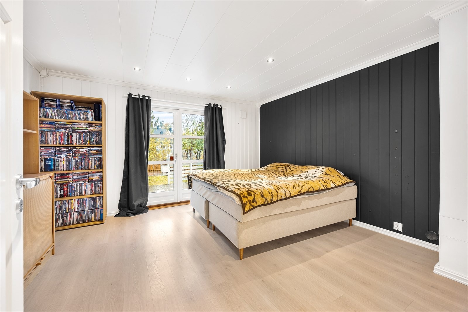 I underetasjen finner vi boligens andre soverom, med direkte utgang til hagen. Galleribilde