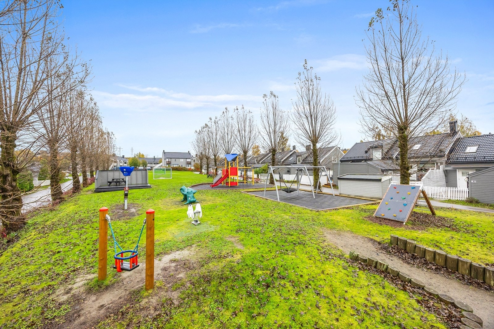 Borettslaget har velholdte fellesarealer med blant annet lekeplass. Galleribilde
