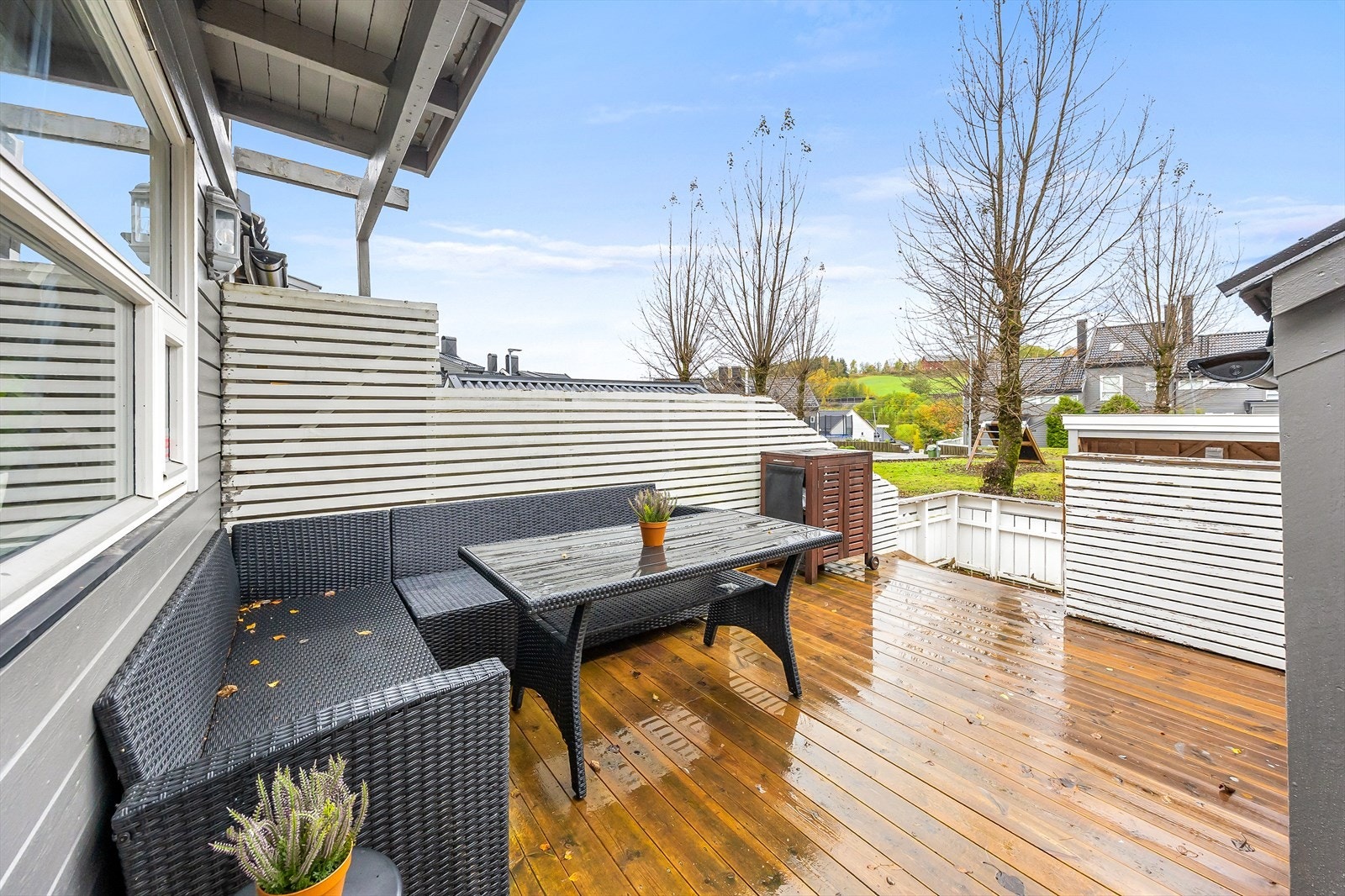 Boligen har flere uteplasser, inkludert en romslig veranda på 17 m² ved inngangspartiet. Galleribilde