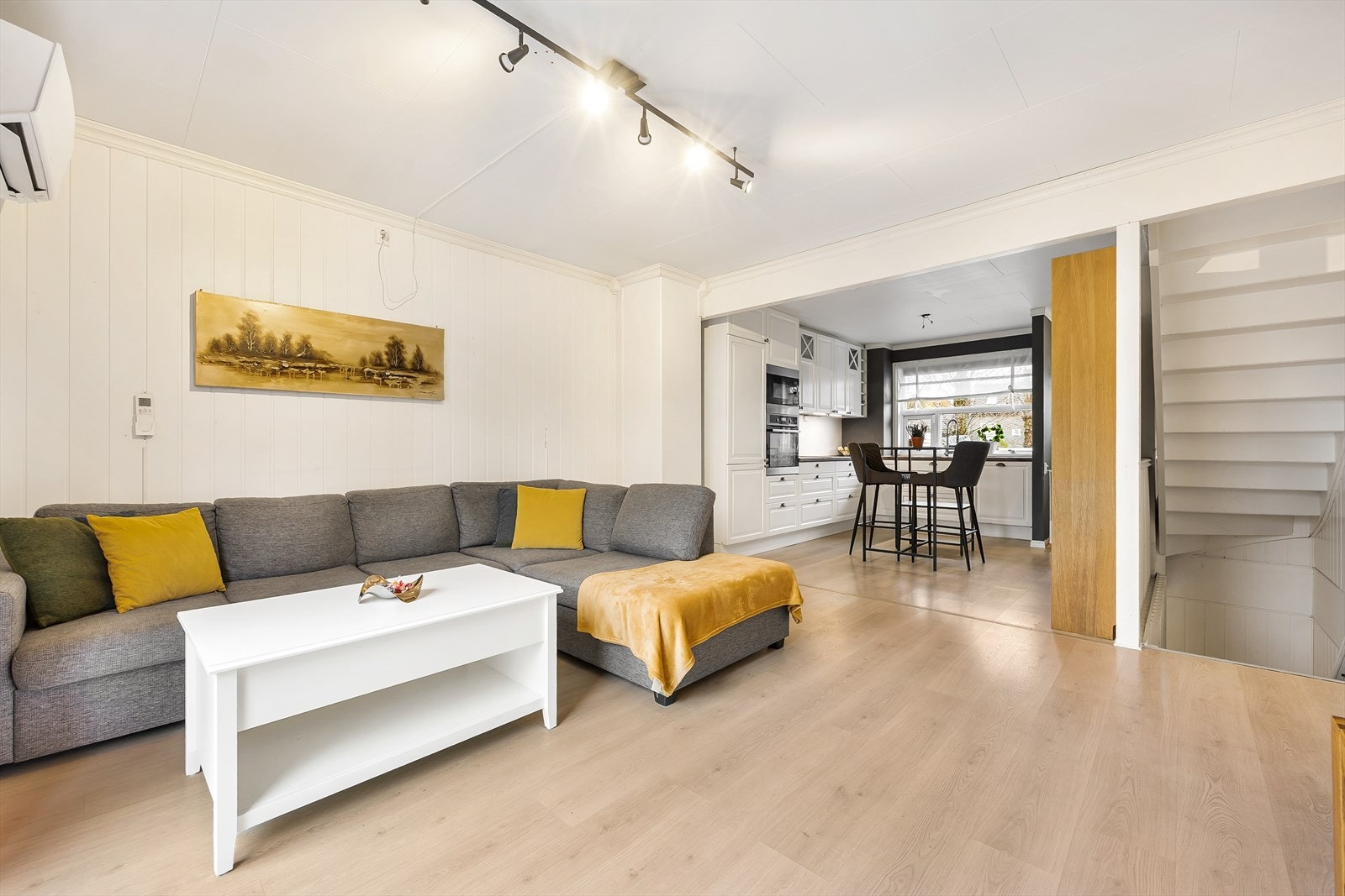 Hovedetasjen har en åpen og sosial planløsning mellom stue og kjøkken. Galleribilde