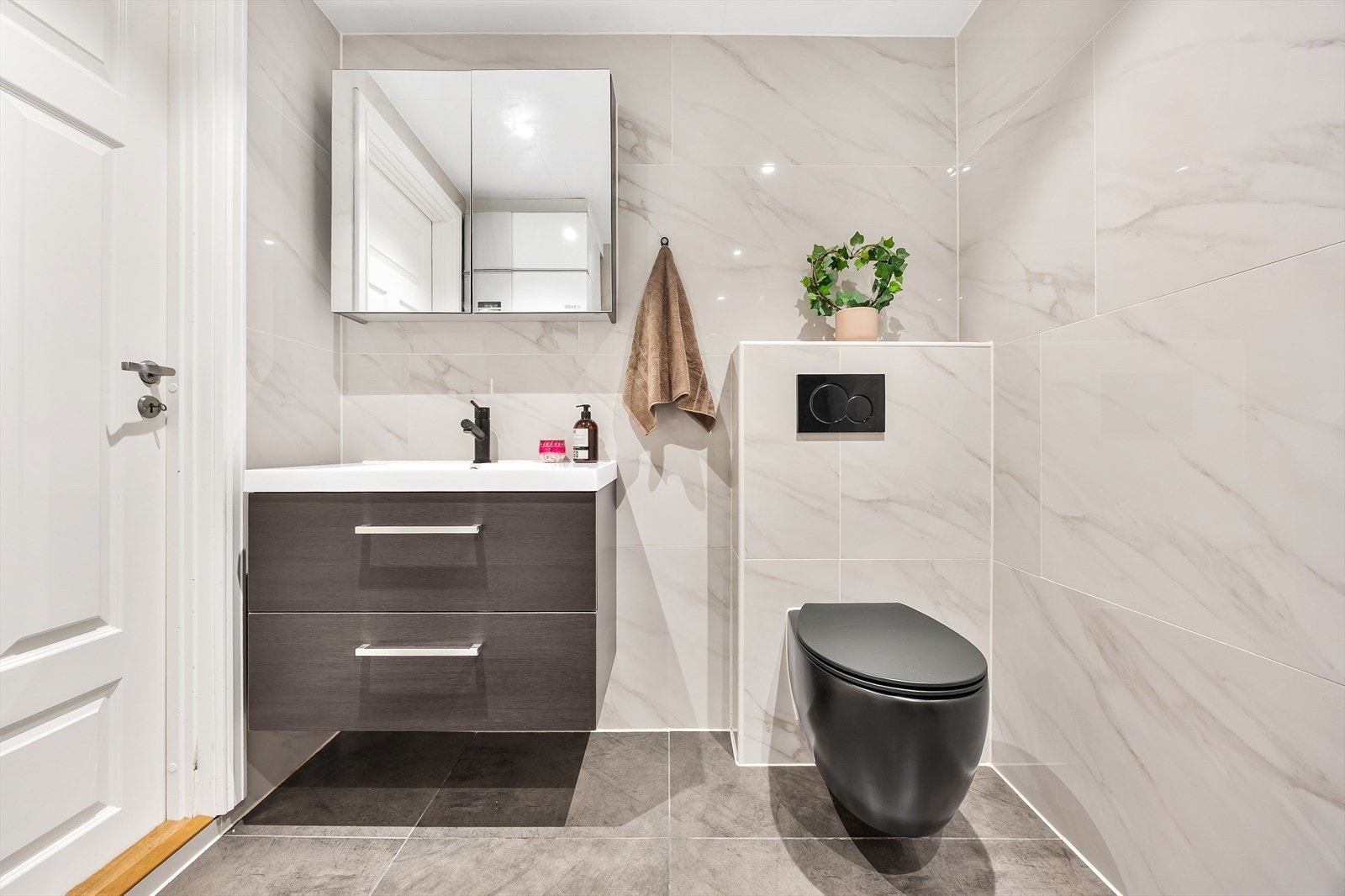 Rommet er helfliset og utstyrt med vegghengt toalett og servantinnredning. Galleribilde