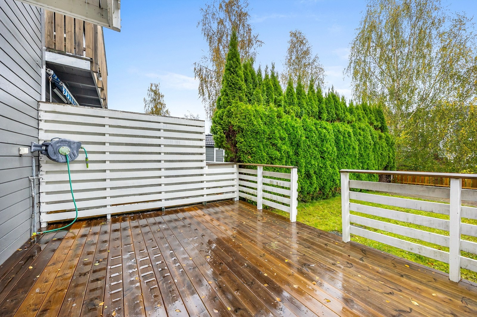 Terrassen er delvis skjermet og gir god plass til utemøbler. Galleribilde