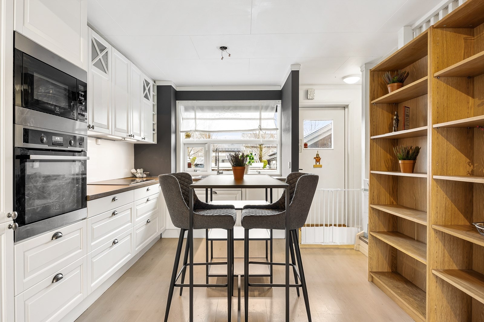 En sosial kjøkkenøy fungerer som et naturlig samlingspunkt. Galleribilde