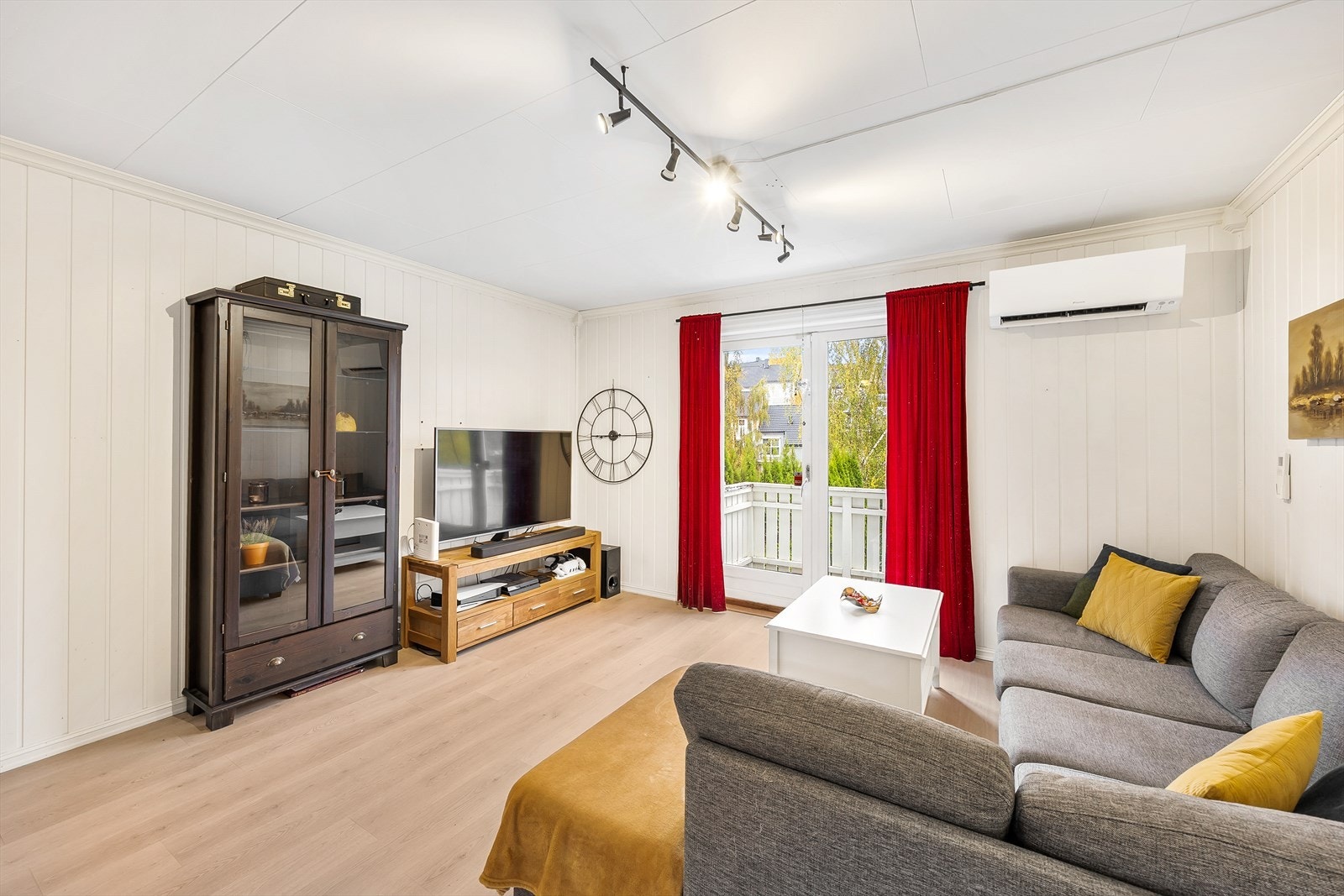 Stuen har god plass til sofagruppe. En ny varmepumpe fra 2024 sikrer behagelig inneklima. Galleribilde