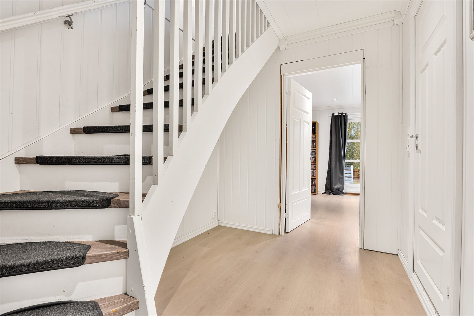 Vi tar trappen videre opp til andre etasje. Galleribilde