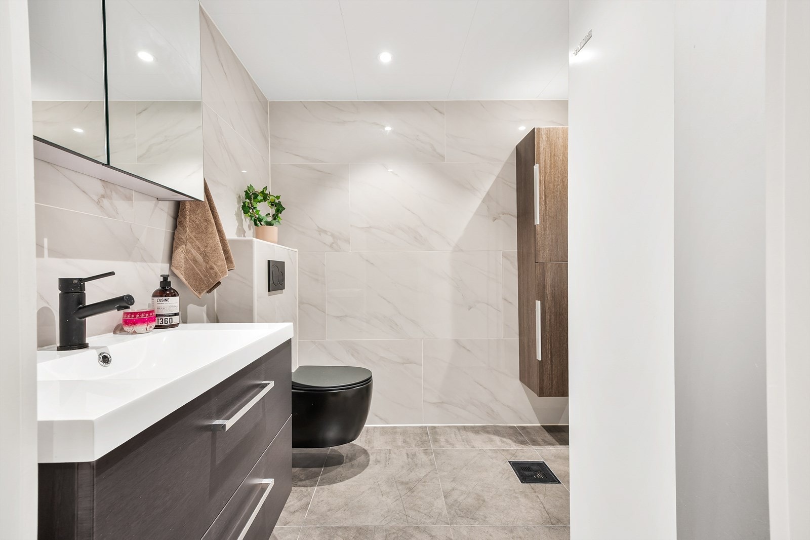 Badet i underetasjen ble pusset opp i 2023 og fremstår moderne og funksjonelt. Galleribilde