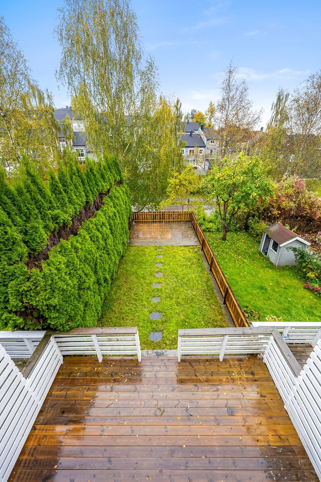 Fra balkongen har man god oversikt over den private hagen og terrassen. Galleribilde