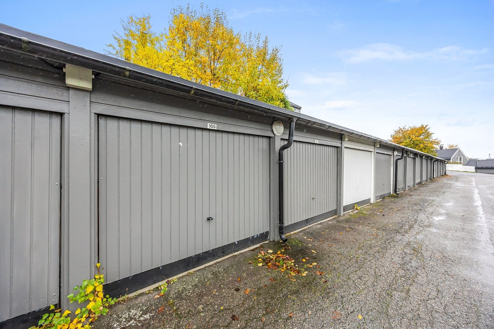 Det medfølger en garasjeplass på 14 m² i felles garasjerekke. Galleribilde