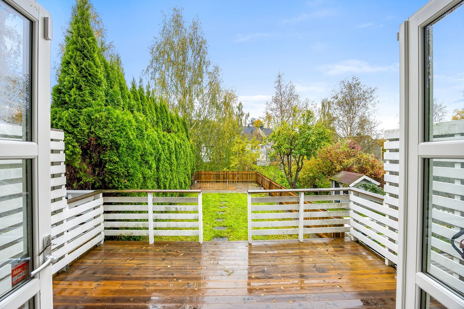 Uteområdet på baksiden har en stor terrasse på 14 m² med utgang fra underetasjen. Galleribilde