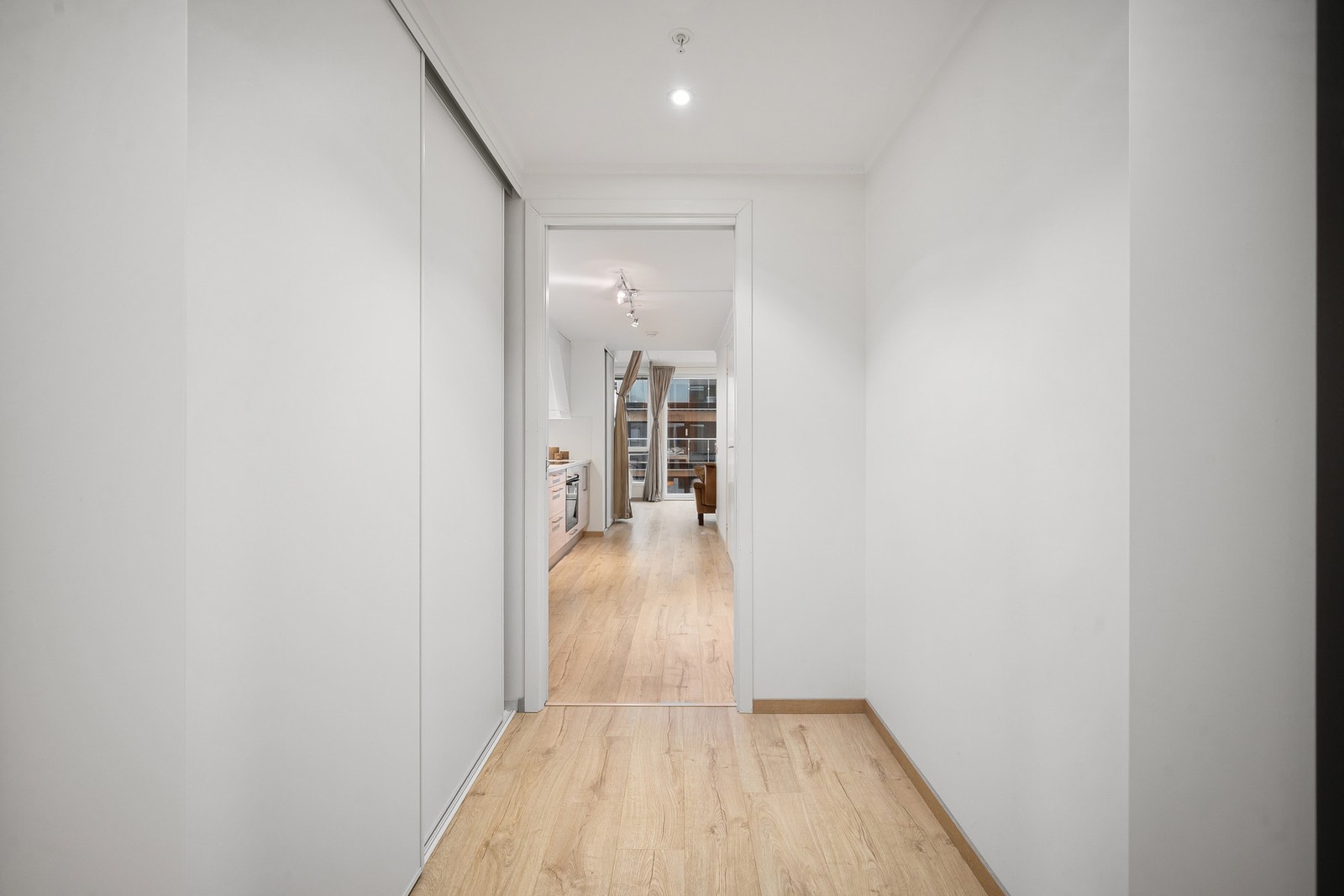 Praktisk garderobeskap med skyvedører i gangen gir ekstra oppbevaringsplass Galleribilde