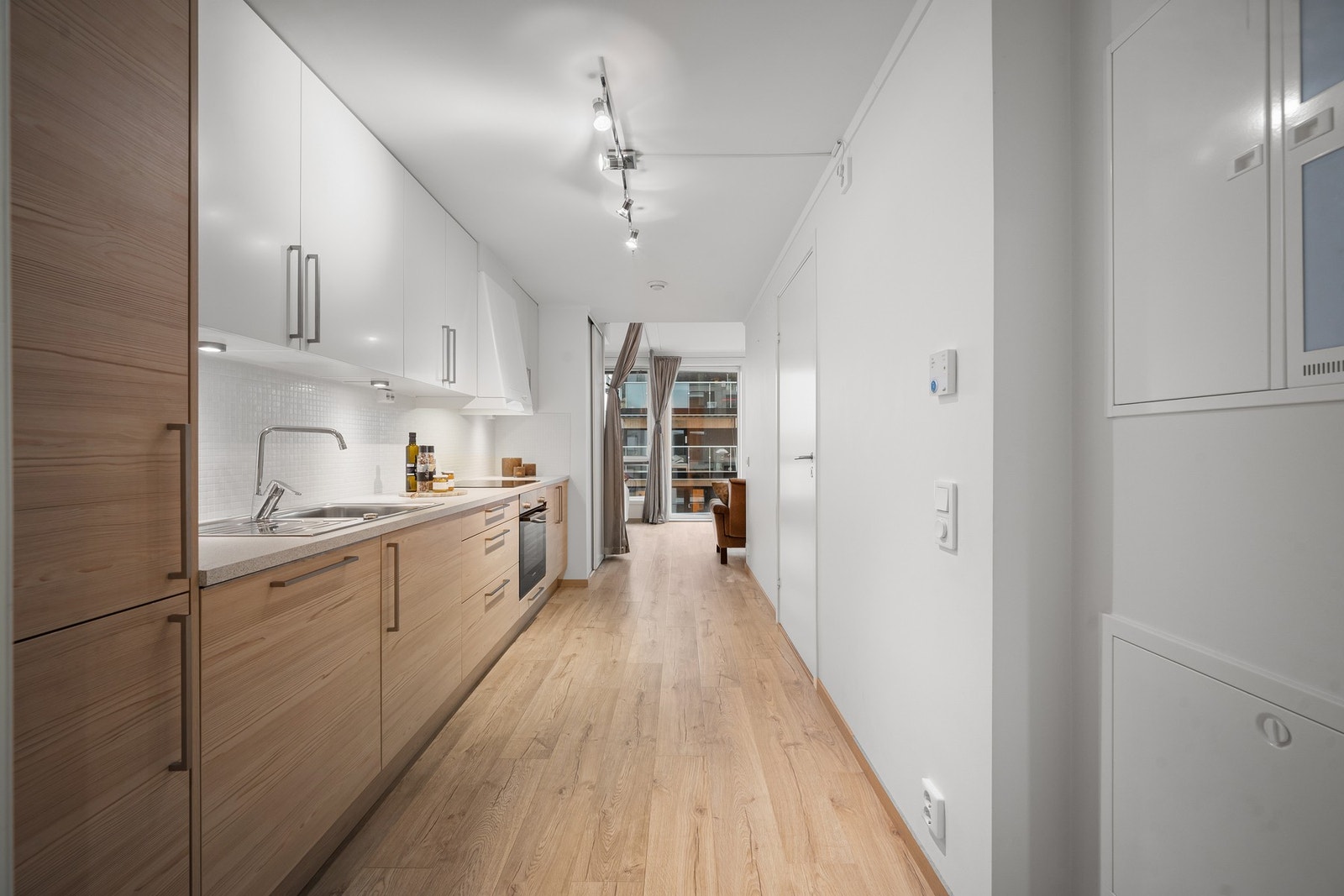 Boligen har parkett på alle gulv utenom badet, og behagelig vannbåren varme i stue, kjøkken og gang Galleribilde