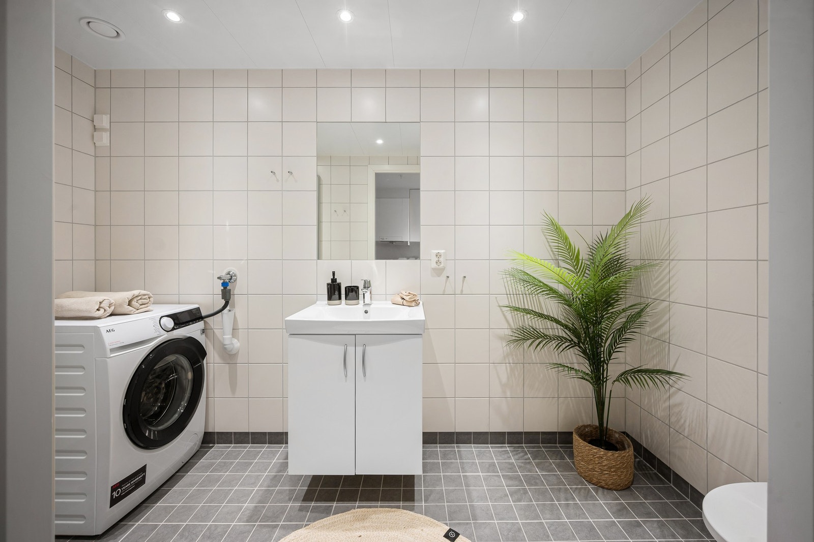 Flislagt bad med komfortable varmekabler i gulvet Galleribilde