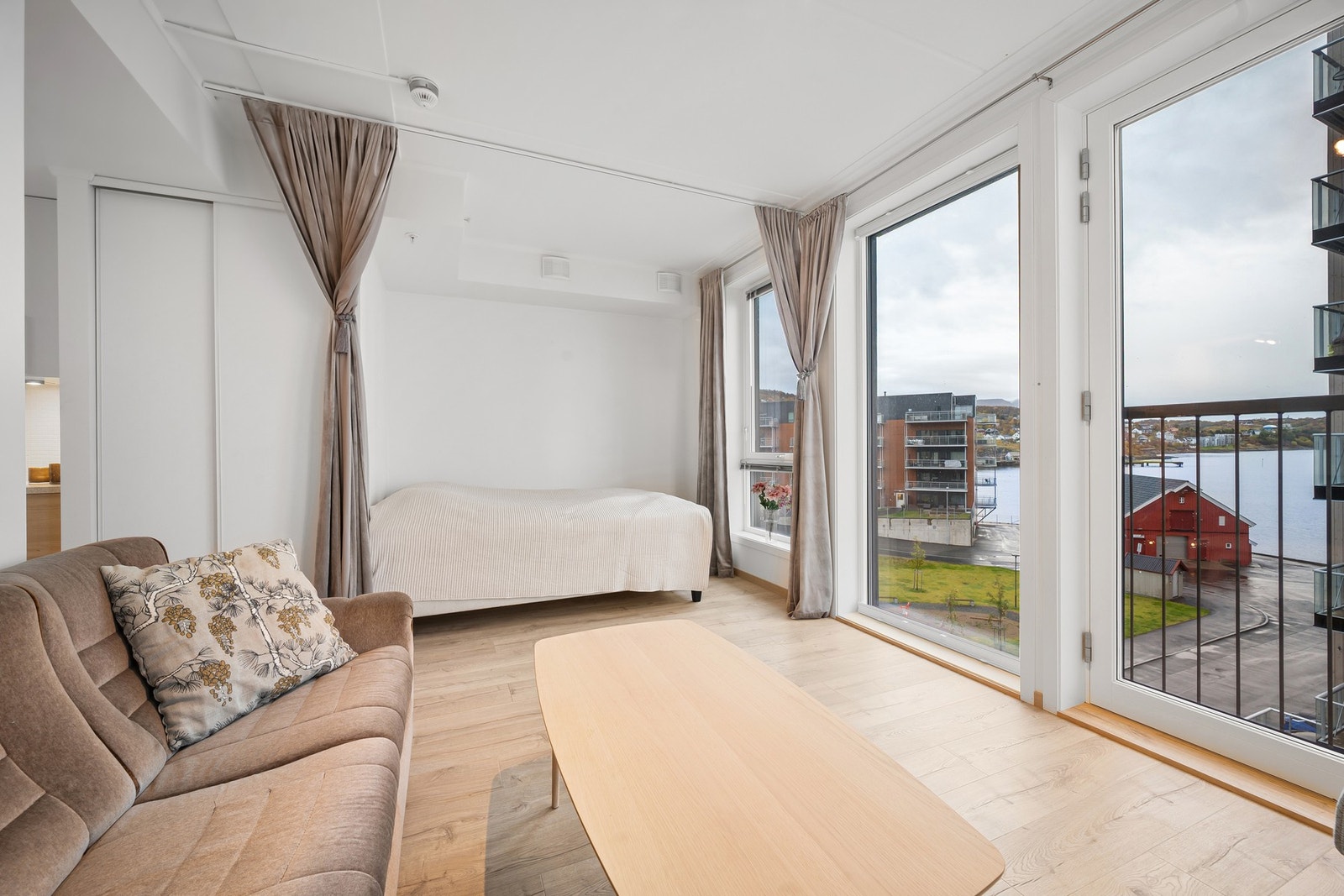 Leiligheten er lys og innbydende, med store vindusflater i stuen som slipper inn rikelig med naturlig lys Galleribilde