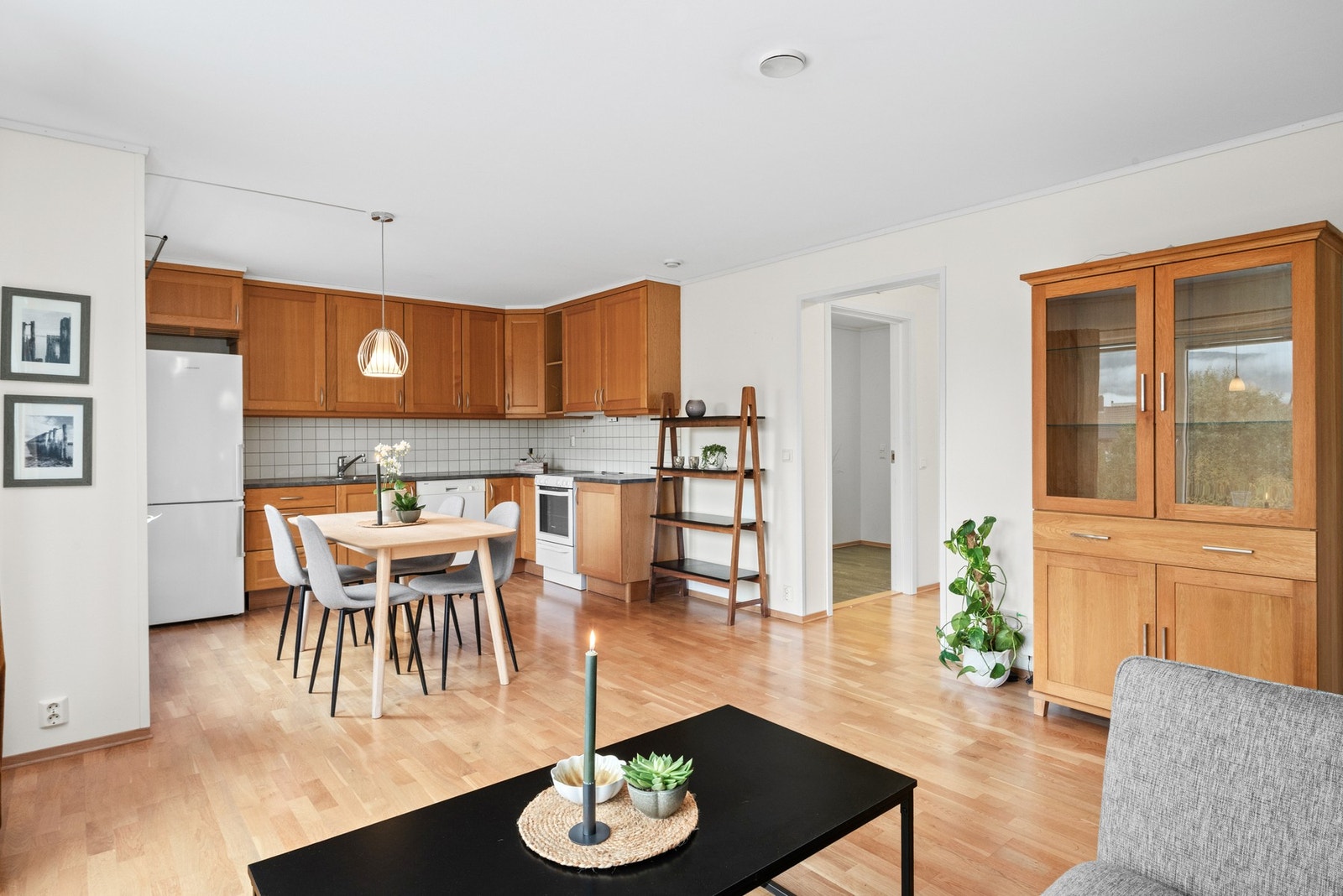 Leiligheten har en åpen stue og kjøkkenløsning Galleribilde