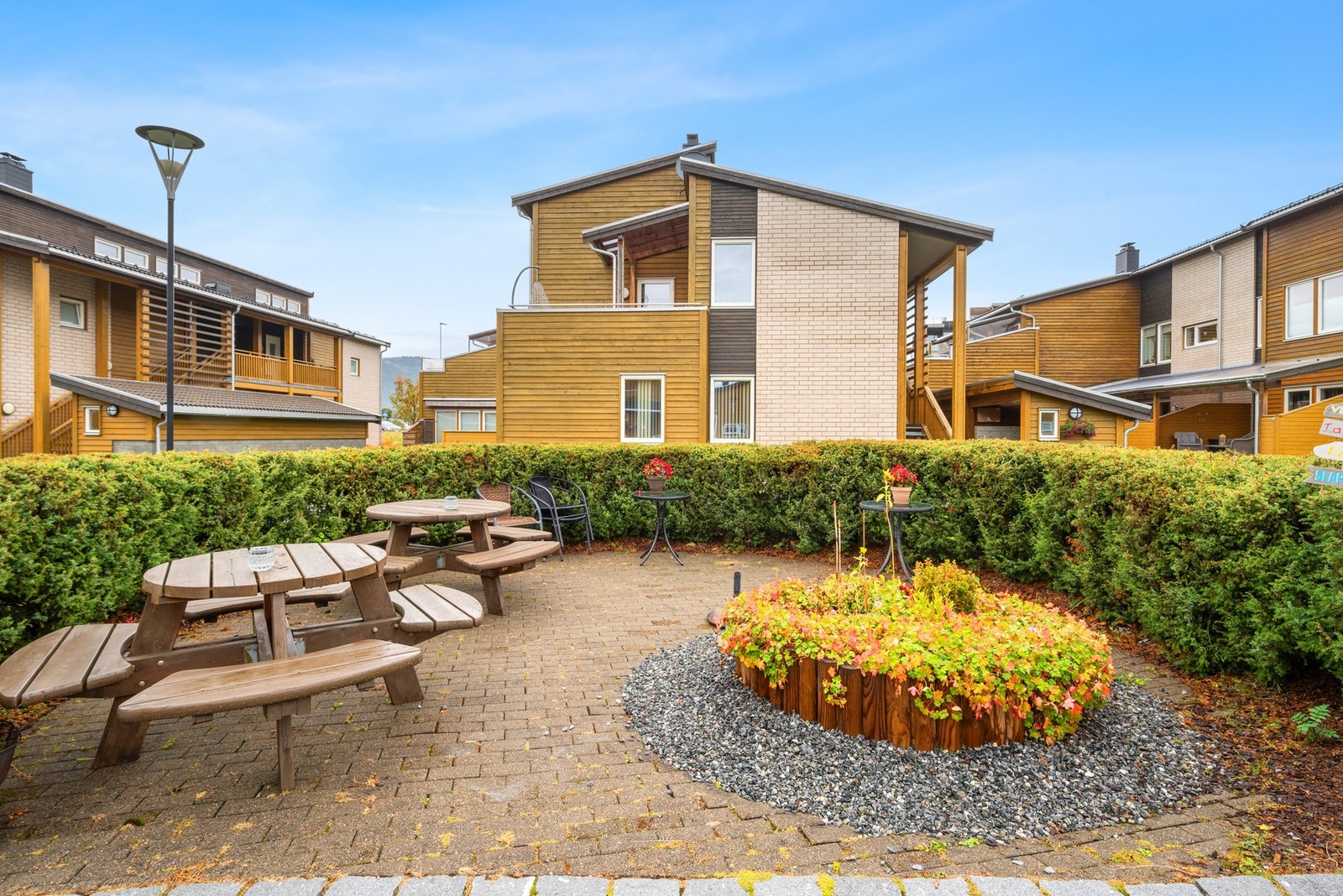 Det er felles opparbeidet grøntområde på begge sider av blokka Galleribilde