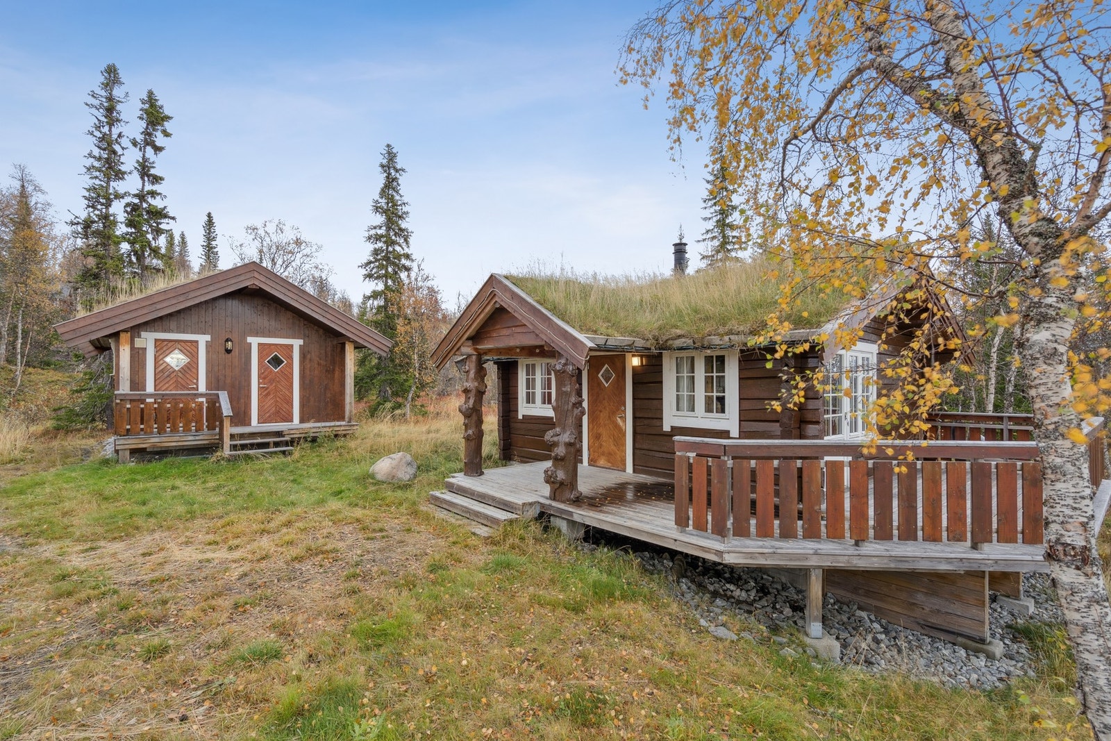 En moderne tømmerhytte beliggende i Nifingerlia hyttefelt ved Sørungen, Selbu. Galleribilde