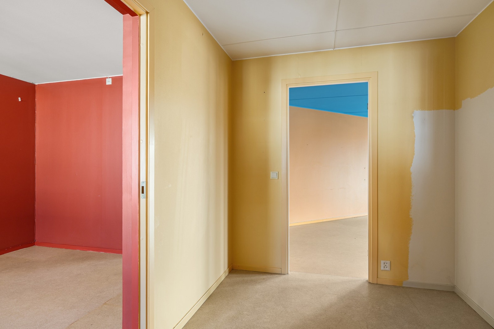 Stor mellomgang med gode oppbevaringsmuligheter. Galleribilde