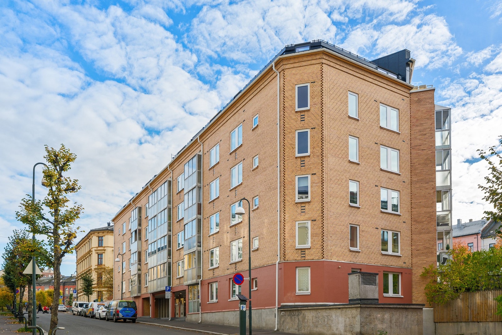 Bygård fra 1991 med heis og garasjekjeller. Galleribilde