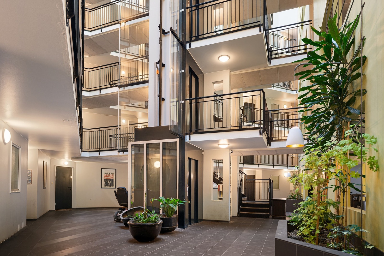 Borettslaget har stort flott atrium med heis- og trappeadkomst til leilighetene. Galleribilde