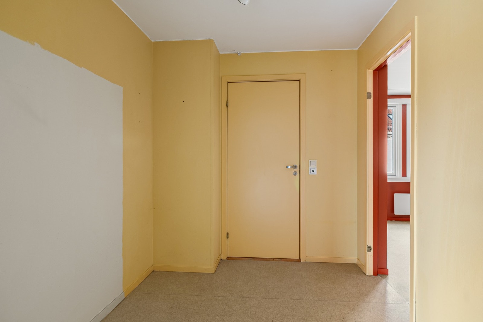 Stor mellomgang med gode oppbevaringsmuligheter. Galleribilde