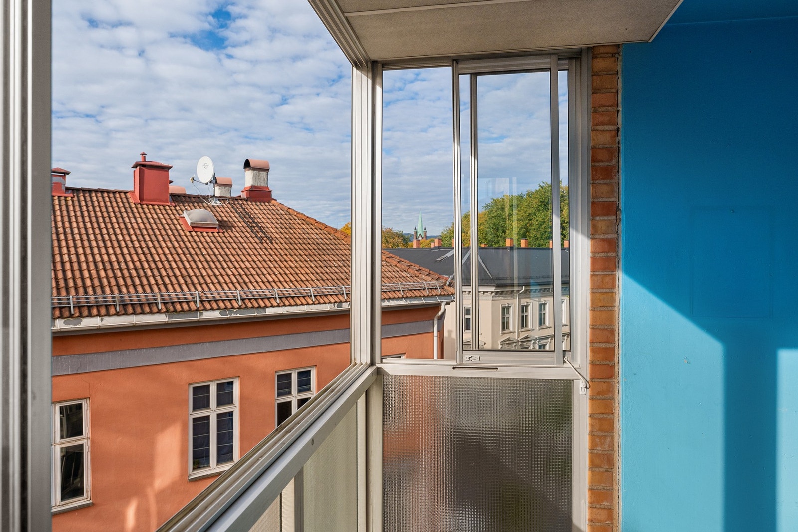 Balkonglassene kan åpnes opp og trekkes til siden. Galleribilde