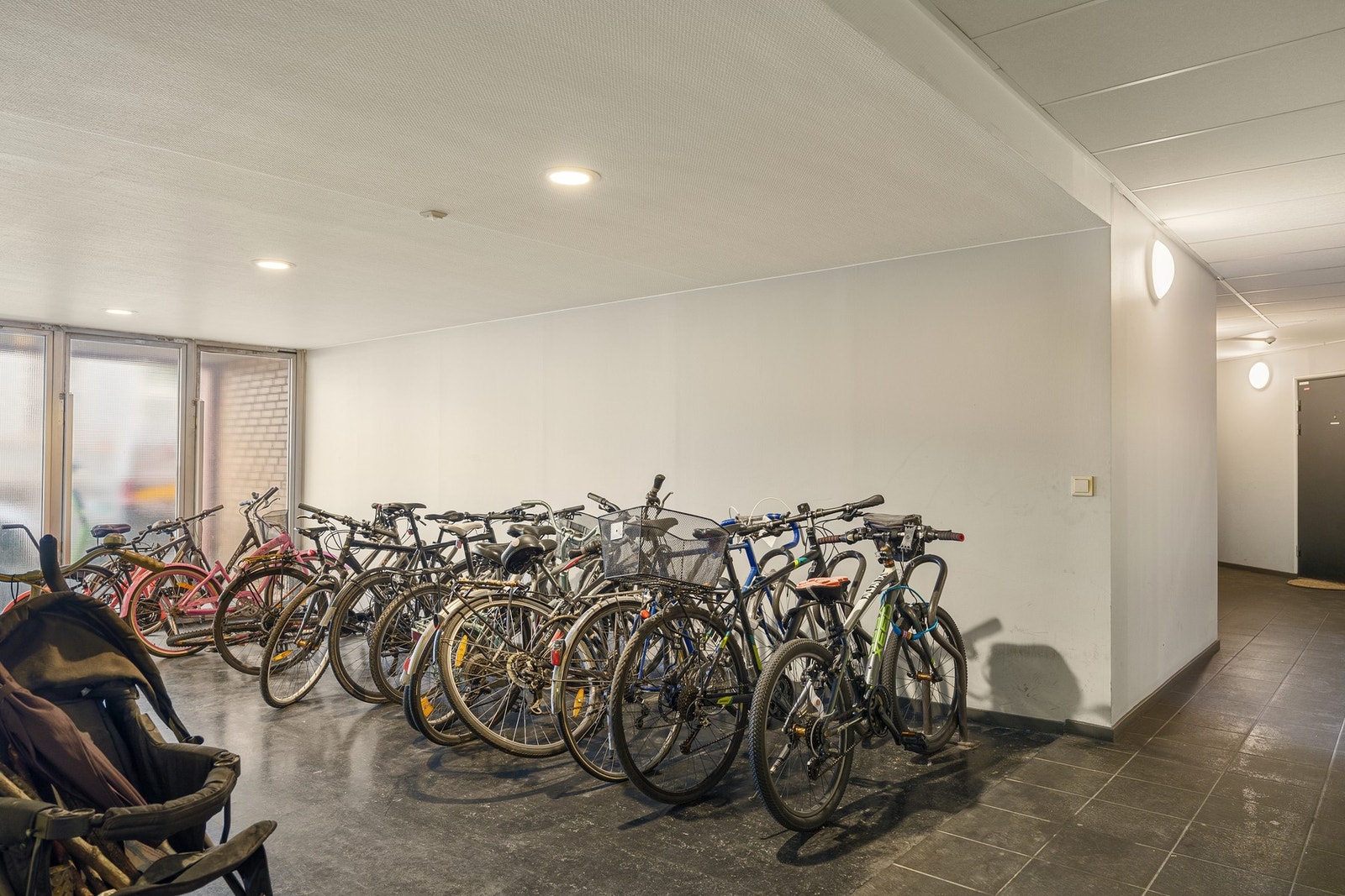 Felles innendørs sykkelparkering. Galleribilde