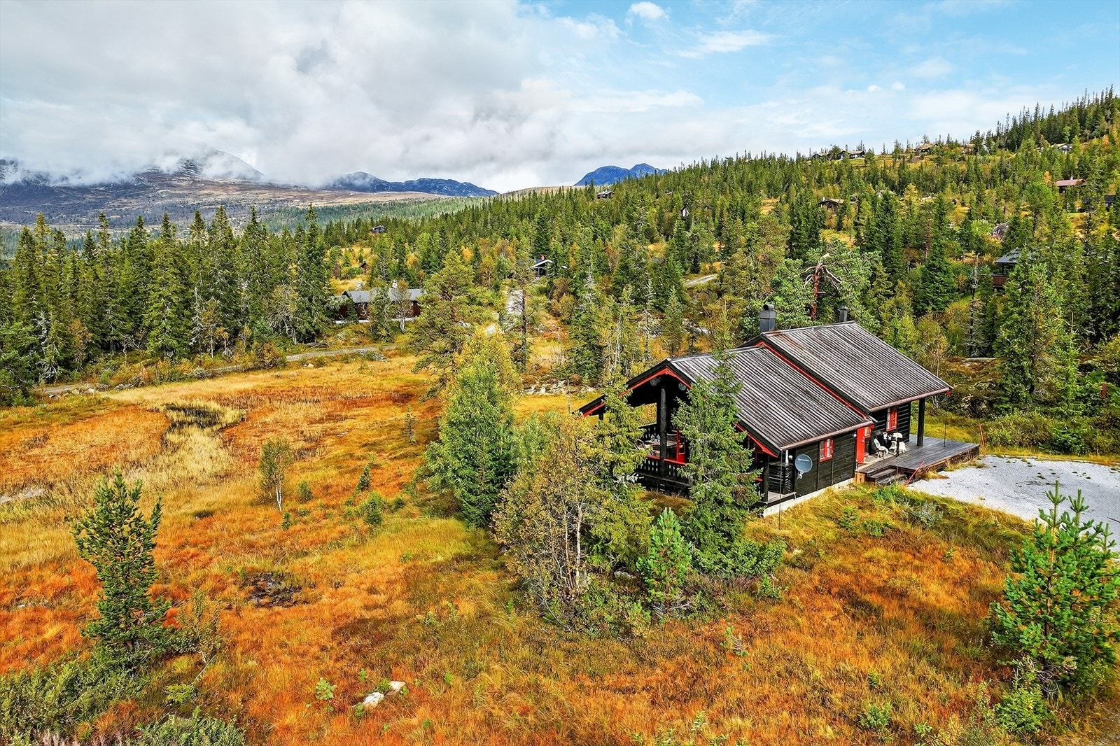 Eiendommen er omkranset av vakker natur hvor det er nydelig utsikt til Gaustaknea og mange fjellområder. Galleribilde