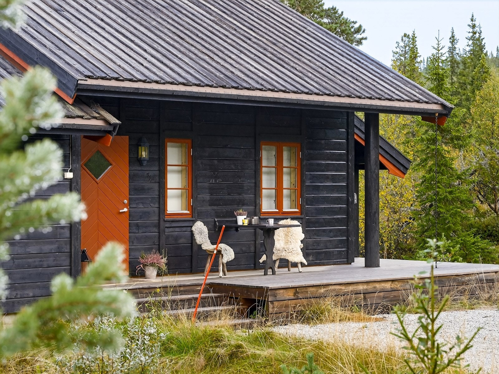 Lønnåsvegen 95 er en solid familiehytte med flott beliggenhet i Tuddal. Galleribilde