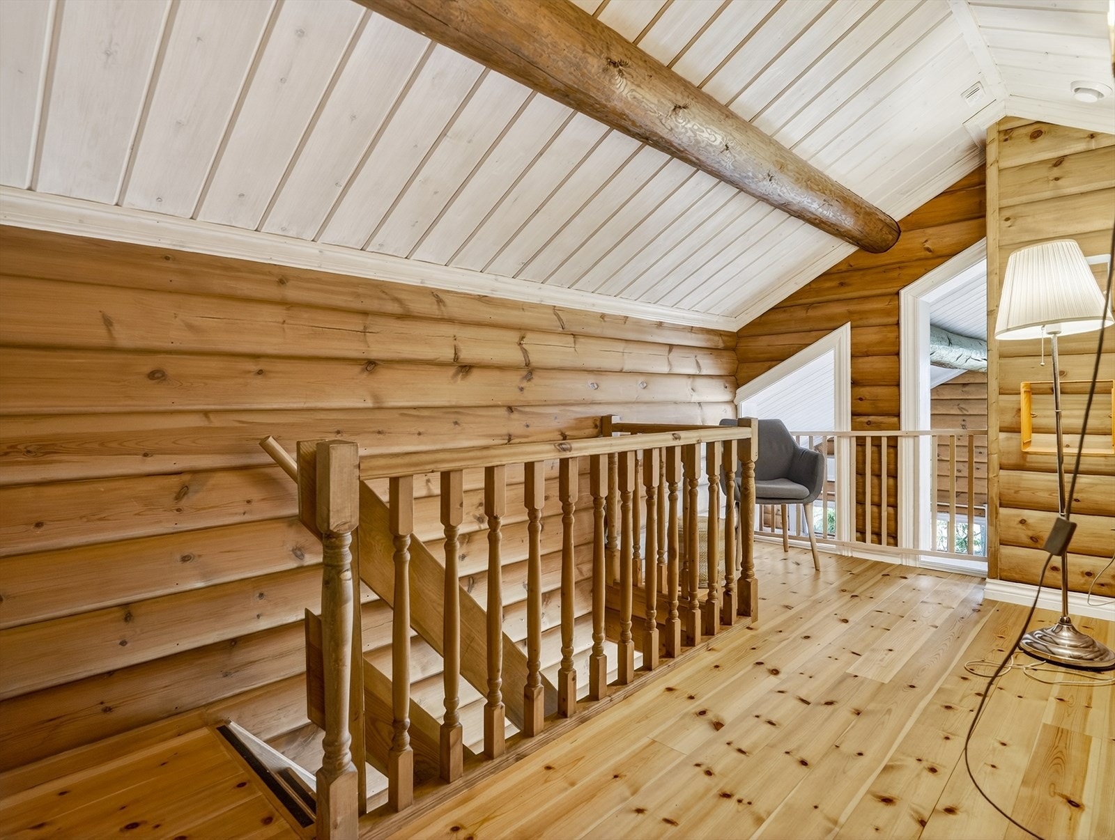 Soverom på hems er innredet og omgjort uten at dette er søkt om og uten at nødvendig godkjennelse er gitt av kommunen. Galleribilde