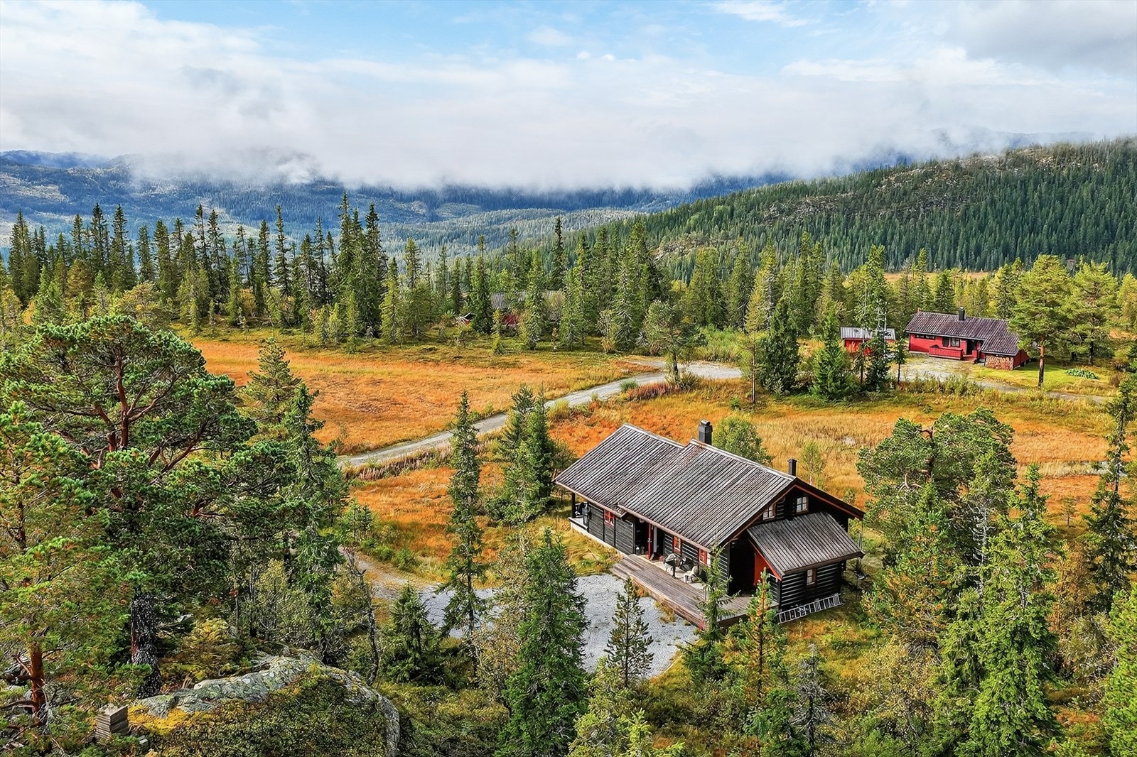 Hytta har en solfylt og naturskjønn beliggenhet i Lønnåsvegen i Tuddal ca. 856 moh. på Solsiden av Gaustatoppen ! Galleribilde