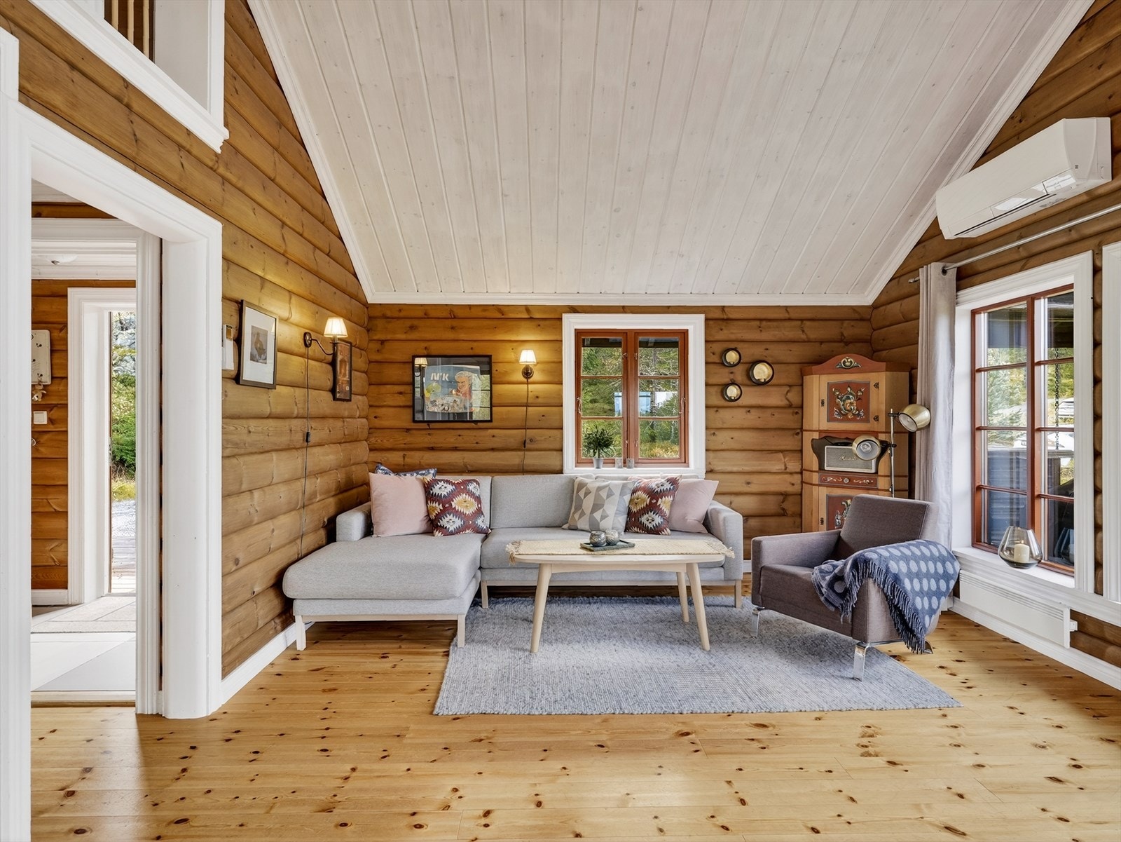 Overflater i hytta består hovedsakelig av furu på gulv, trepanel på vegger og trepanel i tak. Galleribilde